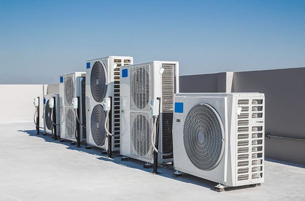 Técnicos instalando aire acondicionado profesionalmente